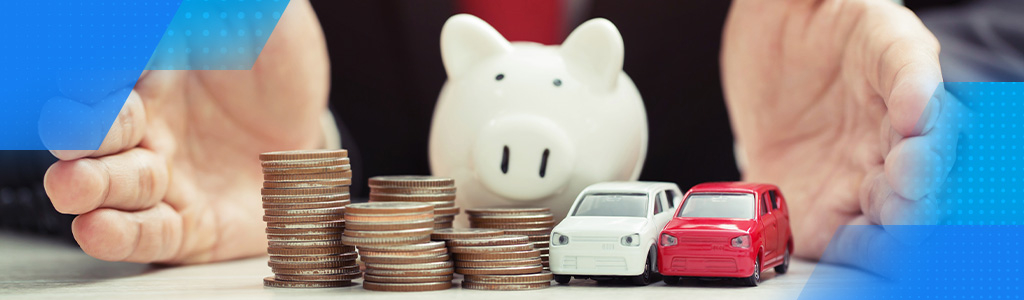 A white piggy bank with money and two cars in front of it as a symbol that saving gives satisfaction