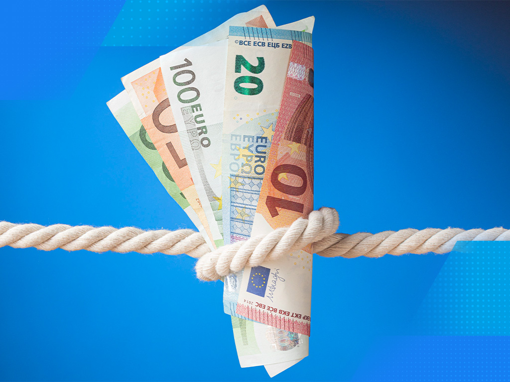 4 banknoty: 200 euro, 100 euro, 50 euro, 20 euro związane węzłem - symbolizujące walkę z inflacją.