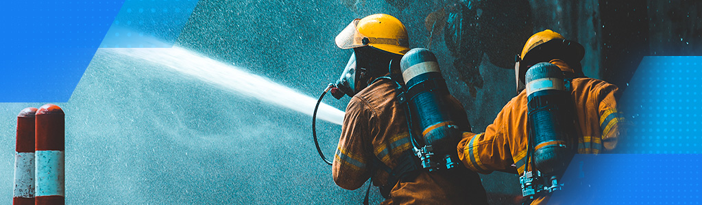 Strażak to jedna z dobrze płatnych prac. 2 strażaków gaszących pożar. 