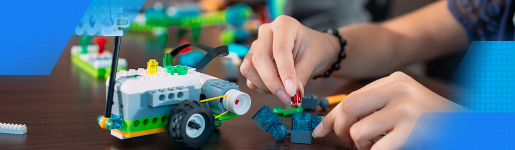 Yatırım Lego setleri, karmaşık araçlar veya makineler gibi şeyler yaratarak sınırsız bir şekilde oynamanıza izin verir
